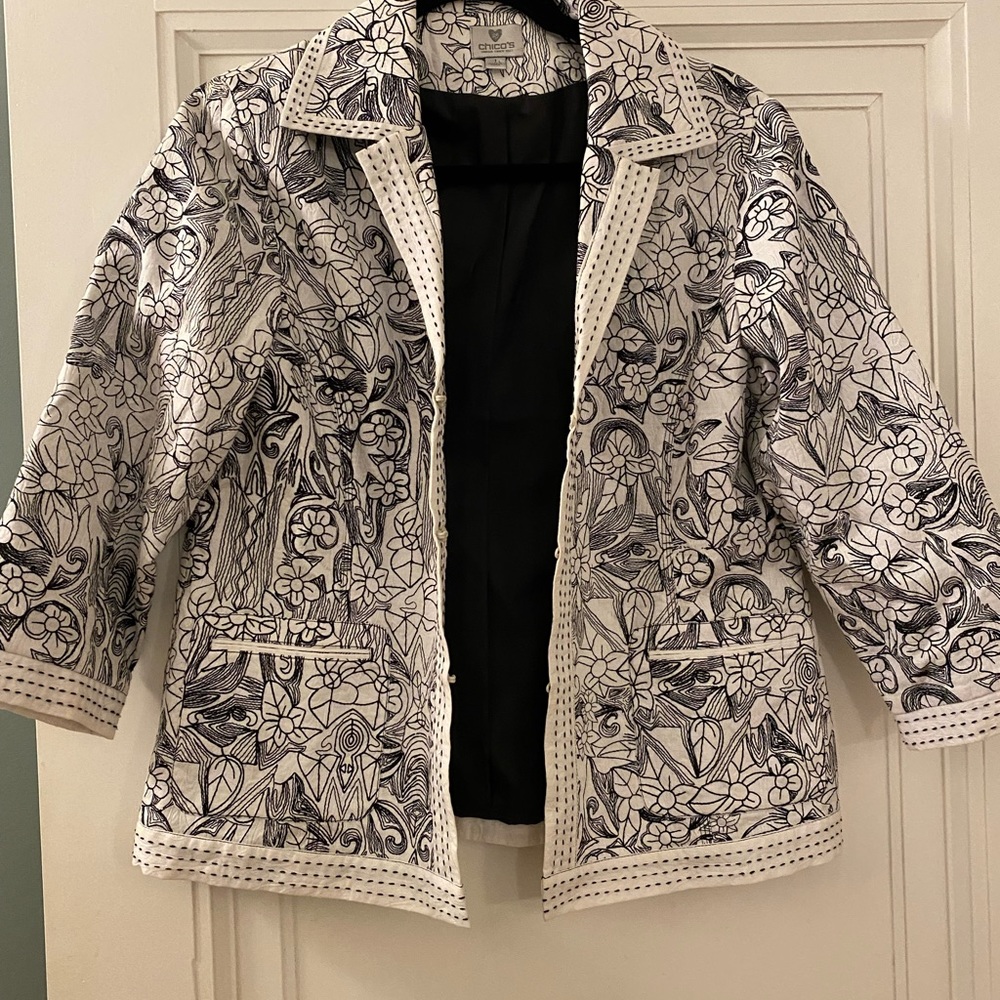 Chicos black and white jacket size 1 on chico scale
